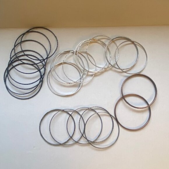 Vintage Bangle Lot 24 bangles Silver tone, black, copper tone and charcoal - Picture 9 of 9